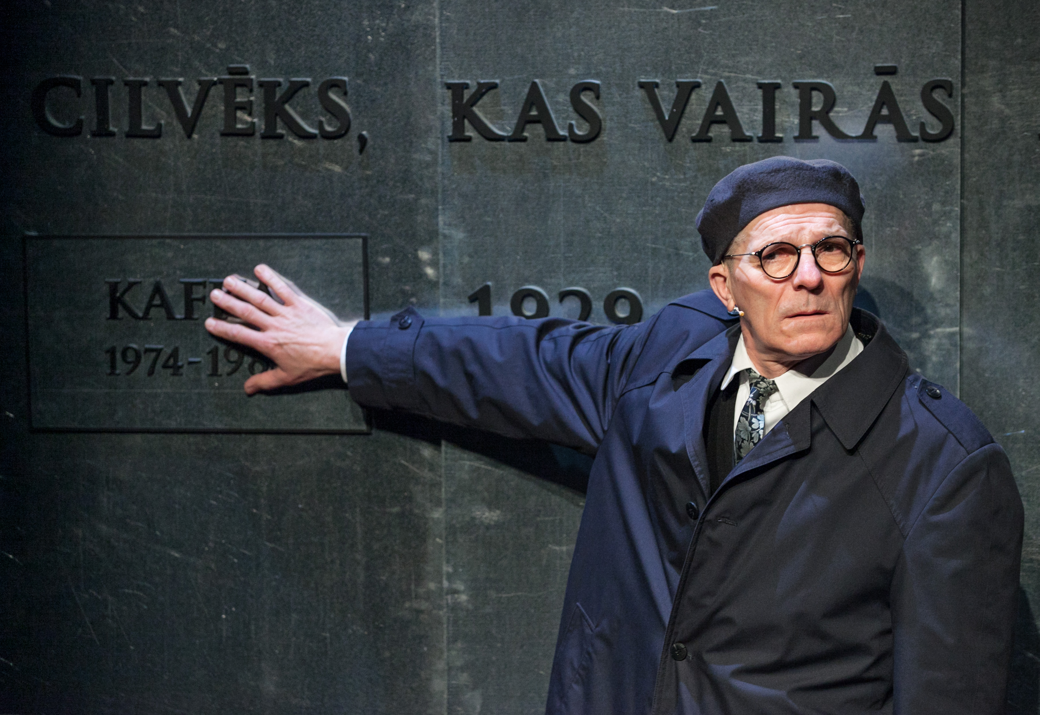 Skats no LT izrādes "Cilvēks, kas vairās no lifta". Vīrietis – Herberts Laukšteins // Foto – Ziedonis Safronovs